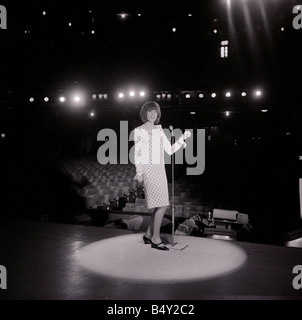 Cilla Black vu ici pendant les répétitions pour le spectacle sur scène Startime elle a joué aux côtés de Tommy Cooper amd Frankie Vaughan, elle célèbre son 21e anniversaire sur scène Scène Feux Singer Dress Microphone Mai 1964 1960 Dorren Spooner Banque D'Images