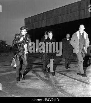 Groupe pop les Beatles Novembre 1963 John Lennon Paul McCartney George Harrison Ringo Starr les Beatles laissant Yeadon Airport après avoir fait un show à Leeds Banque D'Images