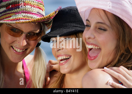 Portrait de 3 jeunes femmes à la plage Banque D'Images