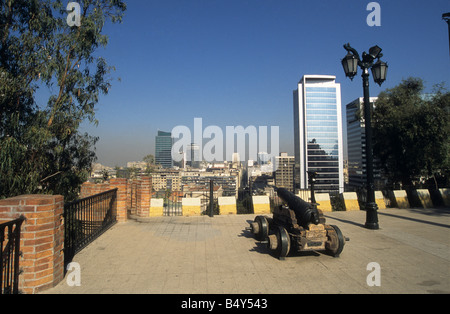 Canon en point de vue dans le parc sur le Cerro Santa Lucia, gratte-ciel dans le centre-ville, smog et pollution de l'air en arrière-plan, Santiago du Chili, Chili Banque D'Images