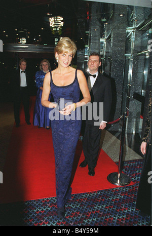 Diana Princesse de Galles arrive pour la première performance Royal Gala de Lord Attenborough s dernier film, à l'amour et de la guerre la première du film qui stars Sandra Bullock et Chris O Donnell était dans l'aide de la Croix-Rouge Banque D'Images