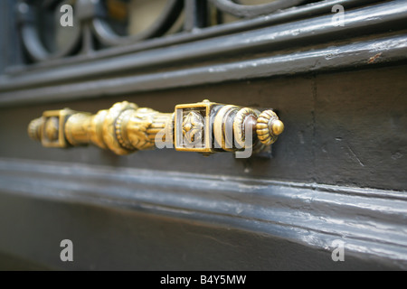 Poignée de porte en bois, close-up Banque D'Images