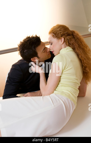 Couple,s'embrasser dans le bureau Banque D'Images