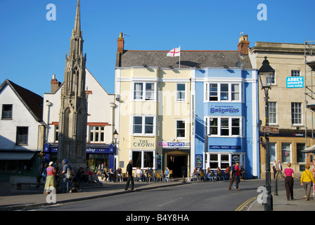 Market Cross et les pubs Crown & Backpackers, High Street, Glastonbury, Somerset, Angleterre, Royaume-Uni Banque D'Images
