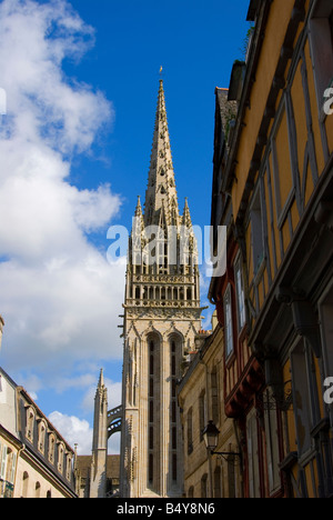 Sky vue sur le clocher de la cathédrale St Corentin Quimper en France Banque D'Images