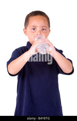 Heureux garçon latino à partir de l'eau potable bouteille sur fond blanc Banque D'Images