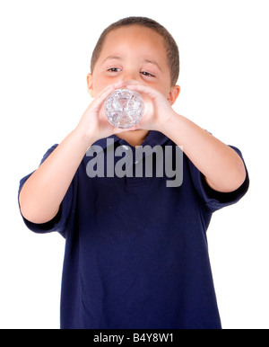 Heureux garçon latino à partir de l'eau potable bouteille sur fond blanc Banque D'Images