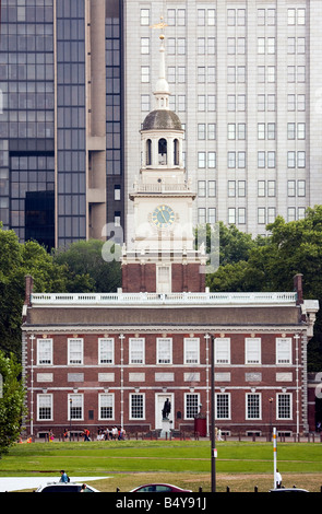 Vue avant d'Independence Hall avec de grands édifices de la ville de Philadelphie à l'arrière-plan. Banque D'Images