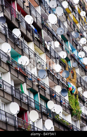 De nombreuses paraboles fixées sur un balcon de l'immeuble construit comme le logement social à Pallasstrasse à Schoneberg Berlin Banque D'Images