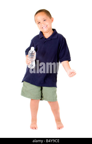 Heureux garçon latino danse avec la bouteille d'eau sur fond blanc Banque D'Images