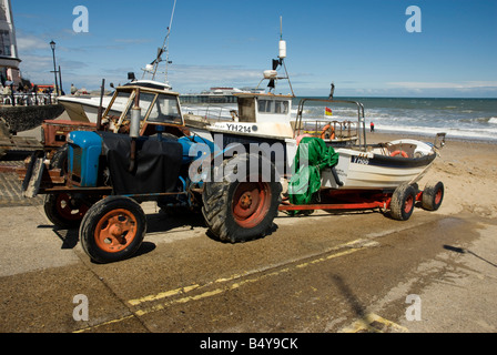 Tracteur et bateau de pêche sur cale, Cromer Banque D'Images