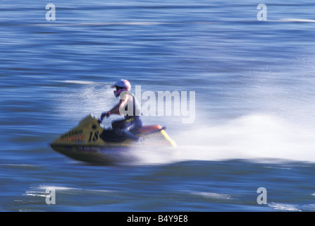 Teenage boy riding sur son jet ski. Banque D'Images