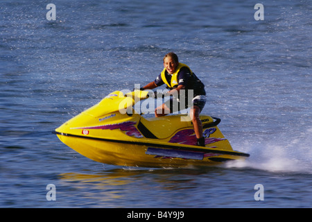 Teenage boy riding sur son jet ski. Banque D'Images