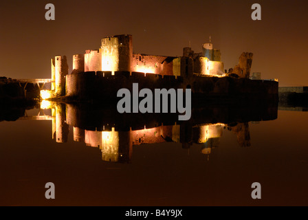 Château de Caerphilly la nuit Banque D'Images