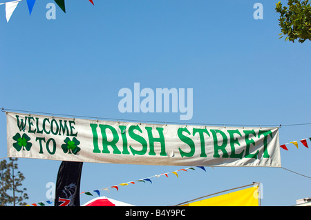 Bienvenue à la rue irlandais une bannière sur une rue publique festival Banque D'Images