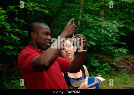 Stream Lab, dans la classe de biologie de l'École d'été, l'essai de la teneur en oxygène de l'eau. Banque D'Images