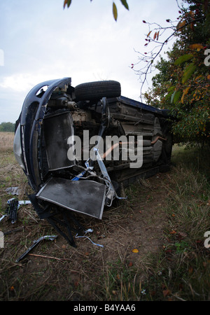 Voiture sur le côté après un accident et de rouleau. Banque D'Images