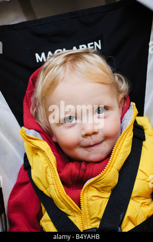 Portrait d'un enfant assis dans sa poussette. Banque D'Images