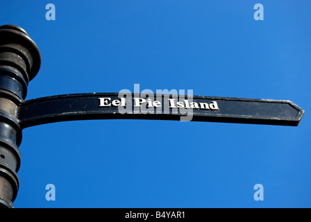 Panneau noir avec lettrage blanc indiquant la route à eel pie island, sur la tamise à Twickenham, Londres, Angleterre Banque D'Images