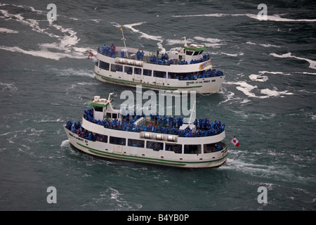 Maid of the Mist VI et VII - Vue de American Falls à Niagara Falls NY Banque D'Images