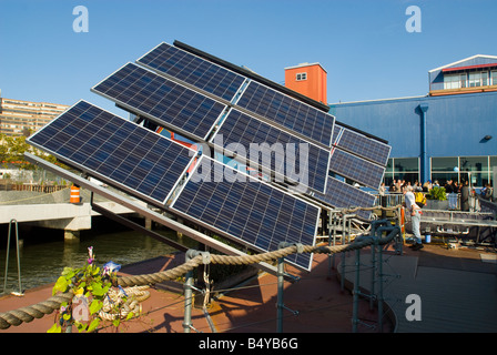 Les panneaux solaires sont visibles sur la science la barge a sustainable urban farm flottant sur la rivière Hudson à New York Banque D'Images
