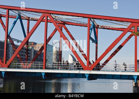 Les élèves de l'école cross le pont de Detroit Salford Quays Banque D'Images