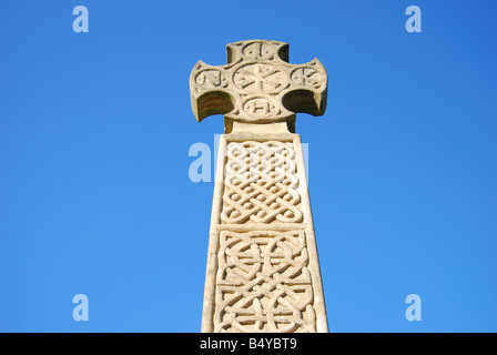 Croix celtique sur War Memorial, High Street, Glastonbury, Somerset, England, United Kingdom Banque D'Images