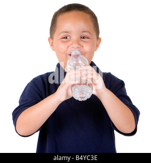 Heureux garçon latino à partir de l'eau potable bouteille sur fond blanc Banque D'Images