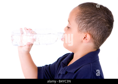 Heureux garçon latino à partir de l'eau potable bouteille sur fond blanc Banque D'Images