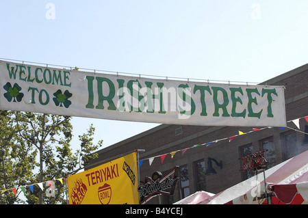 Bienvenue à la rue irlandais une bannière sur une rue publique festival Banque D'Images
