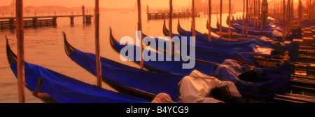 La lumière de fin de soirée en gondoles, Venise, Vénétie, Italie Banque D'Images