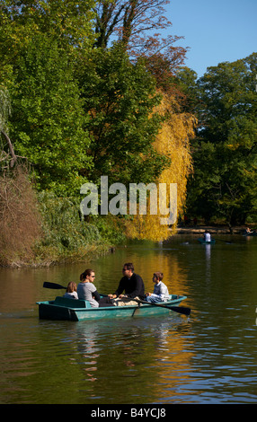 Bateau sur le Lac des Minimes Bois des Vincennes Paris France Banque D'Images