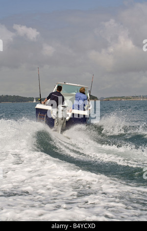 Petit bateau de pêche à la ligne à grande vitesse, vue arrière Banque D'Images