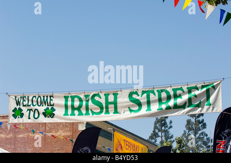 Bienvenue à la rue irlandais une bannière sur une rue publique festival Banque D'Images