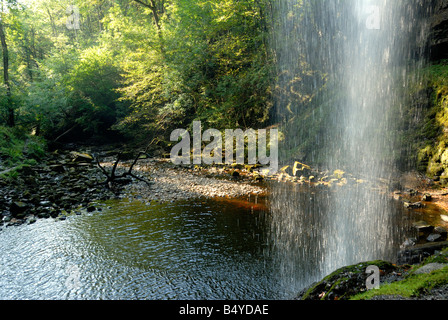 Vue de derrière le Henrhyd Falls près de Coelbren dans les Brecon Beacons Banque D'Images