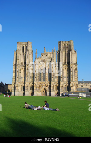 Wells Cathedral et avant de l'ouest du vert, Wells, Somerset, England, United Kingdom Banque D'Images