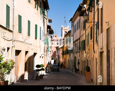 Dans la rue San Quirico, Valle de Orcia, Toscane, Italie Banque D'Images