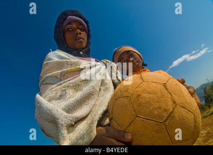 Les enfants jouent au football, Venda, Limpopo, Afrique du Sud Banque D'Images