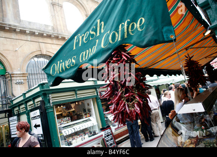 Les piments suspendus à un blocage de l'alimentation à St Nicholas marché près de Bristol city centre Banque D'Images