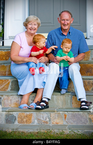 Beau heureux grands-parents avec petits-fils double portrait en extérieur Banque D'Images