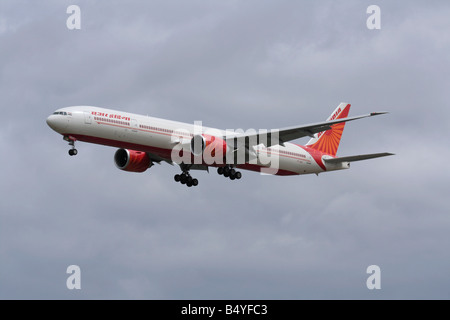 Boeing 777-300ER d'Air India de passagers long-courrier avion à réaction à l'arrivée à Heathrow Banque D'Images