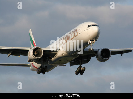 Unis Boeing 777-300 l'atterrissage au coucher du soleil Banque D'Images