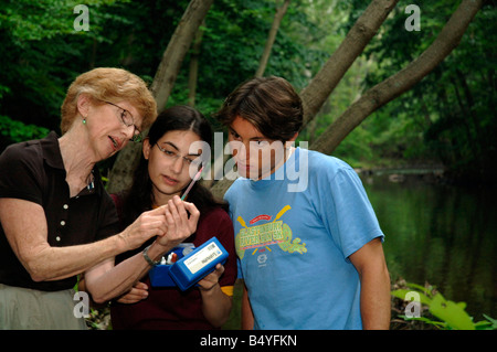 Stream Lab, dans la classe de biologie de l'École d'été, l'essai de la teneur en oxygène de l'eau. Banque D'Images