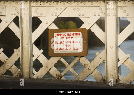 Inscrivez-vous sur Whitchurch Pont sur la Tamise à Pangbourne disant sautant du pont est dangereux et interdits Banque D'Images