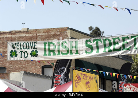 Bienvenue à la rue irlandais une bannière sur une rue publique festival Banque D'Images