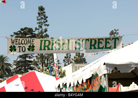 Bienvenue à la rue irlandais une bannière sur une rue publique festival Banque D'Images