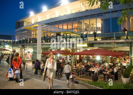 Restaurants et bar à l'extérieur du Royal Festival Hall sur la rive sud de Londres Banque D'Images