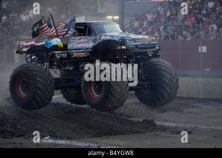 MONSTER TRUCK gardien américain en compétition aux Monster Truck Challenge à l'Orange County Fair Speedway NY Banque D'Images