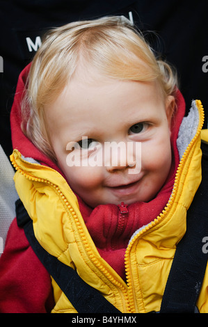 Portrait d'un enfant assis dans sa poussette. Banque D'Images