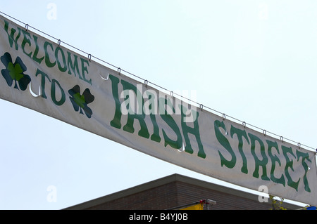 Bienvenue à la rue irlandais une bannière sur une rue publique festival Banque D'Images